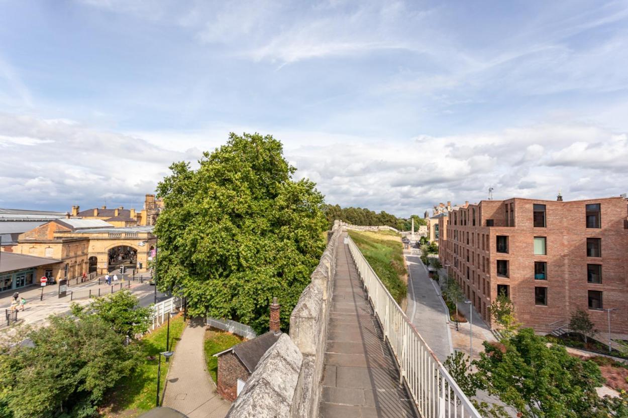 Luxury 2 Bedroom Apartment With Free Parking In The Heart Of Йорк Екстер'єр фото