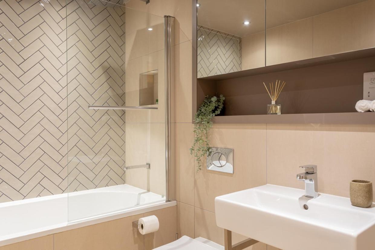 Luxury 2 Bedroom Apartment With Free Parking In The Heart Of Йорк Екстер'єр фото